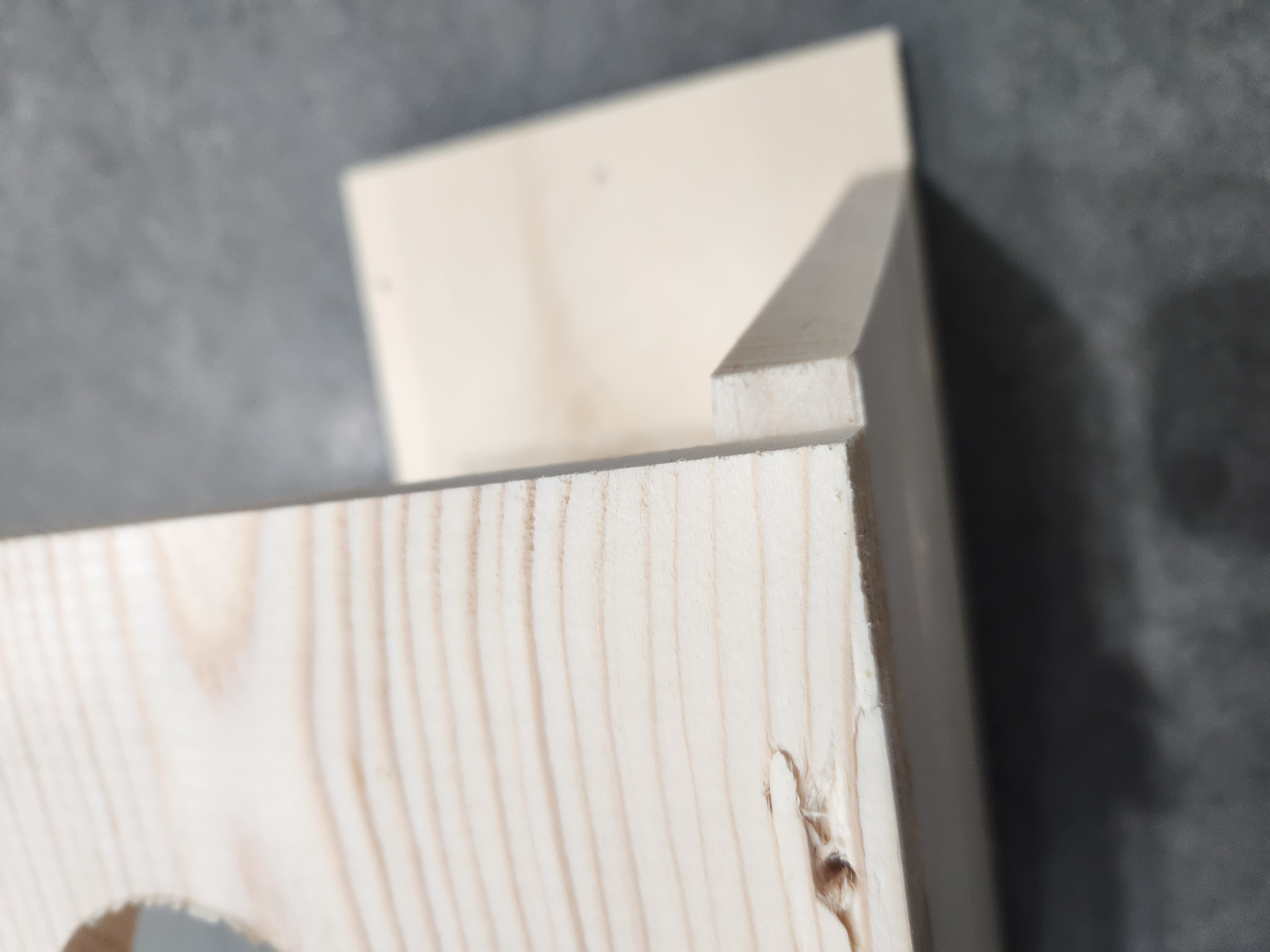 Front (F) aligning with Fixed Side (R) with gap on top